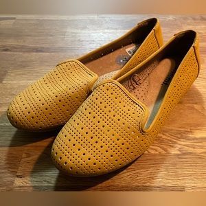 WHITE MOUNTAIN Mustard / Yellow Loafer Flats (7)